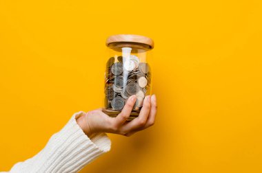 Cam kavanozda para biriktirme, madeni para bankası, mali yatırımlar, gelir, maaş, yatırım fonları, nakit akışı, finansal büyüme, yatırımcılar