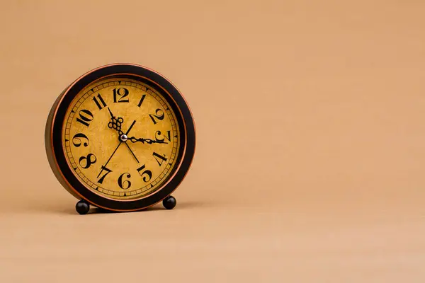 ブラウンヴィンテージアラーム時計 静止した時計の写真 時間の概念 時間の仕組み ロイヤリティフリーのストック画像