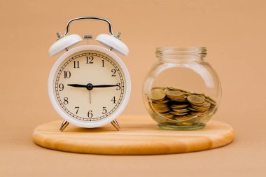 Cam kavanozda para biriktirmek, para biriktirmek ve finansal yatırım yapmak, gelir yaratmak, mali planlar yapmak. Nakit krediler ve yatırımlar Ev kredileri ve zaman