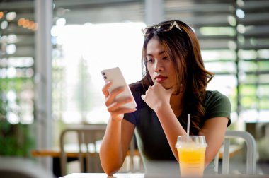 Sağlığın için tatlı portakal suyu iç. Kadınlar güzeldir ve sağlıklarını ve güzelliklerini severler. Yüksek C vitamini içecekler