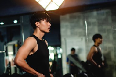 Kas geliştirmek için egzersiz yapın. Disiplinli bir diyet ve iyi bir yaşam tarzı..