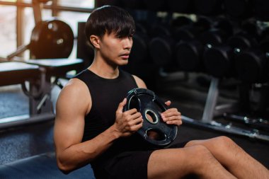 Dambıl egzersizleri güçlü üst kol kasları oluşturur. Sağlık severler için egzersiz faaliyetleri ve iyi ve güçlü bir figür oluşturur..