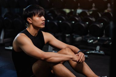 Kas geliştirmek için egzersiz yapın. Disiplinli bir diyet ve iyi bir yaşam tarzı..