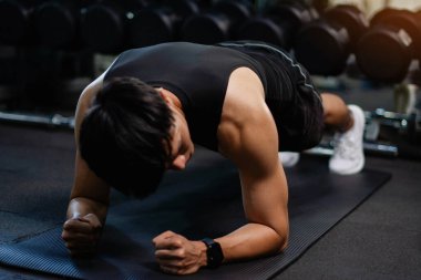 Kas geliştirmek için egzersiz yapın. Disiplinli bir diyet ve iyi bir yaşam tarzı..