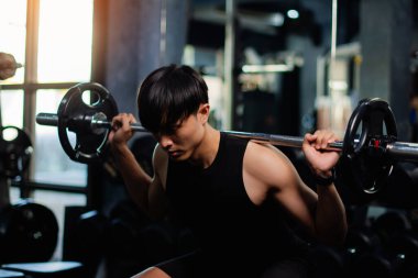 Kol kaslarınızı geliştirmek için halterlerle egzersiz yapın. Güçlü kol kasları oluşturmak için ağırlık kaldırın. Fiziksel sağlığınız için bir aktivite..