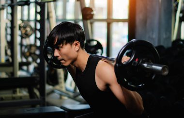 Kol kaslarınızı geliştirmek için halterlerle egzersiz yapın. Güçlü kol kasları oluşturmak için ağırlık kaldırın. Fiziksel sağlığınız için bir aktivite..