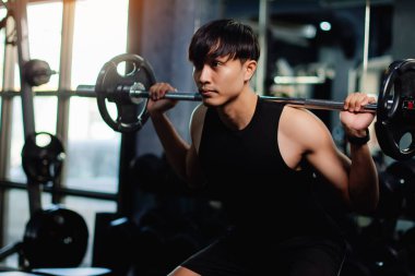 Kol kaslarınızı geliştirmek için halterlerle egzersiz yapın. Güçlü kol kasları oluşturmak için ağırlık kaldırın. Fiziksel sağlığınız için bir aktivite..