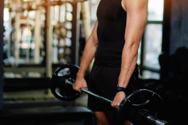 Kol kaslarınızı geliştirmek için halterlerle egzersiz yapın. Güçlü kol kasları oluşturmak için ağırlık kaldırın. Fiziksel sağlığınız için bir aktivite..