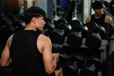 Kol kaslarınızı geliştirmek için halterlerle egzersiz yapın. Güçlü kol kasları oluşturmak için ağırlık kaldırın. Fiziksel sağlığınız için bir aktivite..