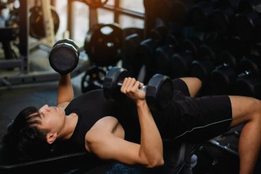 Kol kaslarınızı geliştirmek için halterlerle egzersiz yapın. Güçlü kol kasları oluşturmak için ağırlık kaldırın. Fiziksel sağlığınız için bir aktivite..