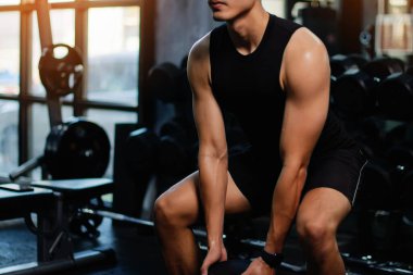 Kol kaslarınızı geliştirmek için halterlerle egzersiz yapın. Güçlü kol kasları oluşturmak için ağırlık kaldırın. Fiziksel sağlığınız için bir aktivite..