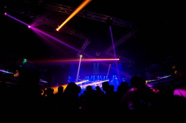 Sosyal etkinlikleri kutlamak için parti aktiviteleri Gece hayatı, bar, bando Gölgelerde parti ve renkli ışıklar