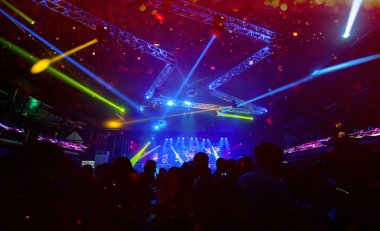 Sosyal etkinlikleri kutlamak için parti aktiviteleri Gece hayatı, bar, bando Gölgelerde parti ve renkli ışıklar