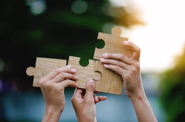 Yapboz parçaları işbirliği ve takım çalışması büyük başarı hedefliyor..