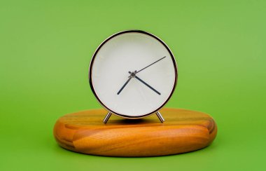 Duran bir saat, stüdyodaki bir saatin fotoğrafı, iş ve hayat için önemli bir zaman kavramı..