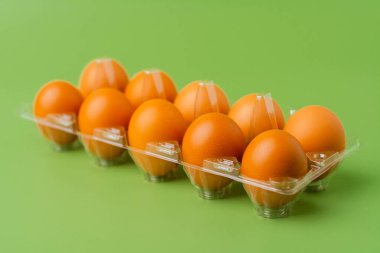 Turuncu tavuk yumurtaları, hayvan yumurtaları, yüksek proteinli yiyecekler, kahvaltı, stüdyoda yumurta fotoğrafçılığı.