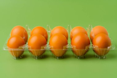 Turuncu tavuk yumurtaları, hayvan yumurtaları, yüksek proteinli yiyecekler, kahvaltı, stüdyoda yumurta fotoğrafçılığı.