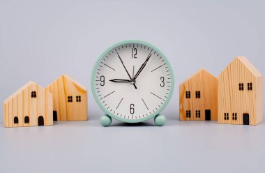 Zaman ve evler, bir ev inşa etme ve bir evde yaşama süresi, kömür resimleri, saatler ve evler.