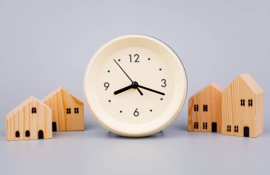 Zaman ve evler, bir ev inşa etme ve bir evde yaşama süresi, kömür resimleri, saatler ve evler.