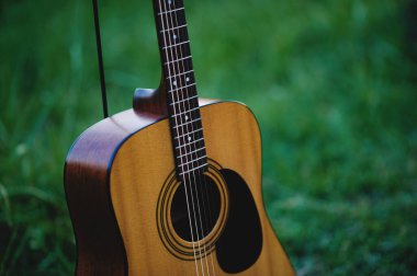 Akustik gitar, telli müzik aleti, çimenlere yerleştirilmiş, klasik gitar, müzik çalmak ve rahatlatıcı..
