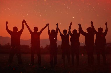 Mutluluğun silueti ve özgür ve rahat yaşamak, başarı ve planlanmış yaşam hedefleri için çalışmak..