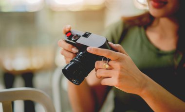 Asyalı fotoğrafçı. Güvenilir küçük kamerasıyla fotoğraf çekmeyi seven güzel bir kız. Fotoğrafçılık sanatı ve iş tutkusu.
