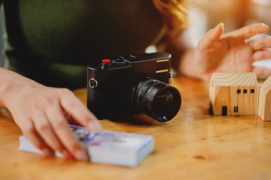 Asyalı fotoğrafçı. Güvenilir küçük kamerasıyla fotoğraf çekmeyi seven güzel bir kız. Fotoğrafçılık sanatı ve iş tutkusu.