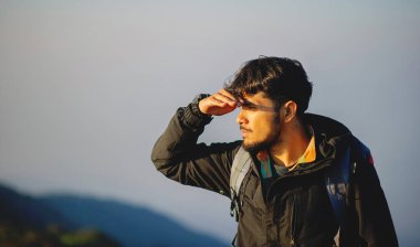 Yolculuk yorgunluğu ve beraberinde getirdiği sorunlar, genç adamın duygusal durumu..