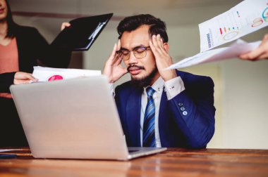 Çok çalışmaktan yorgun düşmek, işe yetişememek insanın başını ağrıtıyor..