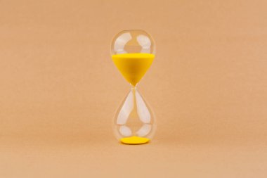 Kum saati, stüdyoda fotoğraf ve zamanla çalışma zaman ve yaşam tarzıyla sınırlıdır..