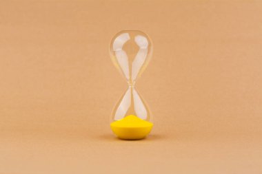 Kum saati, stüdyoda fotoğraf ve zamanla çalışma zaman ve yaşam tarzıyla sınırlıdır..