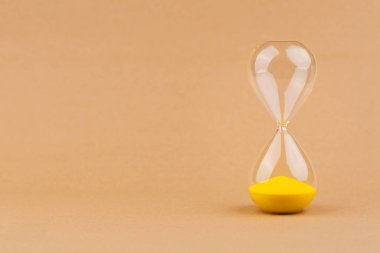 Kum saati, stüdyoda fotoğraf ve zamanla çalışma zaman ve yaşam tarzıyla sınırlıdır..