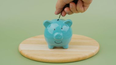 Açık mavi domuz kumbarasında para biriktiriyorum. Stüdyo para ve yatırım işi.
