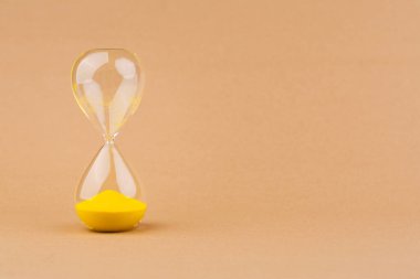 Kum saati. Stüdyo fotoğrafı, zaman kavramı ve değerli zamanla çalışma.