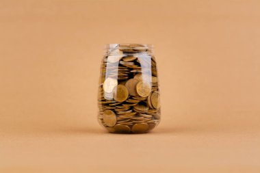 Cam kavanozda para biriktirmek, mali durumunuzu planlamak, iyi bir finansal yol yaratmak. Finansal ve yatırım hedefleri