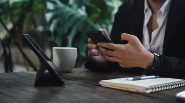 Akıllı telefon ve çevrimiçi iletişim, cep telefonu işi, mali işlemler ve ticaret sözleşmeleri
