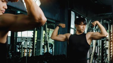 Sağlıklı bir vücut için kas geliştirmek için egzersiz faaliyetleri, örneğin halterlerle ağırlık kaldırmak ve ağırlıklı demir toplar.