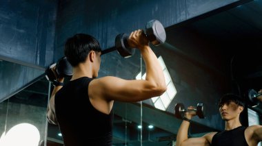 Sağlıklı bir vücut için kas geliştirmek için egzersiz faaliyetleri, örneğin halterlerle ağırlık kaldırmak ve ağırlıklı demir toplar.