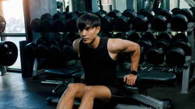 Sağlıklı bir vücut için kas geliştirmek için egzersiz faaliyetleri, örneğin halterlerle ağırlık kaldırmak ve ağırlıklı demir toplar.