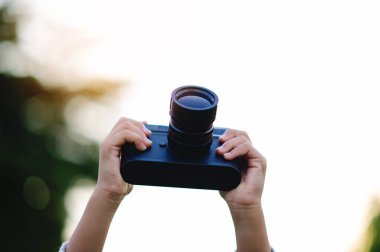 Turistlerin ve doğa fotoğrafçılarının fotoğraflarını çekmek için seyahat kamerası..