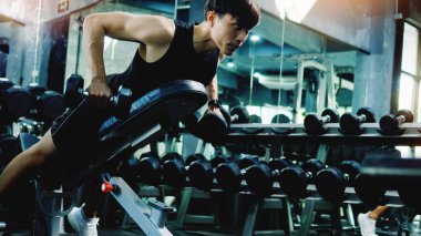 Çelik toplarla ağırlık kaldırarak kas geliştirme egzersizi. Sabır ve sağlığa bağlılık