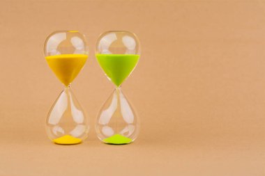 Kum saati, sınırlı zaman süreci, zaman kavramı ve zamana karşı çalışma. Fotoğraflar stüdyoda.