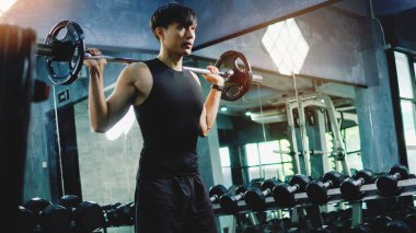 Çelik toplarla ağırlık kaldırarak kas geliştirme egzersizi. Sabır ve sağlığa bağlılık
