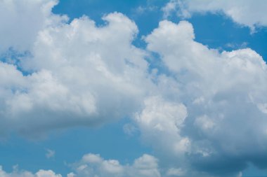 Gökyüzü ve bulutlar, hava durumu ve çeviri rüzgar akımlarına, çevresel koşullara ve özgürlüğe göre değişir..