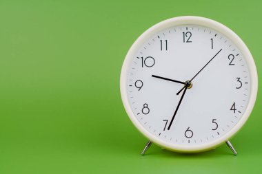 Alarm saati, zaman kavramı ve zaman kavramı stüdyoda hayat fotoğrafı için değerlidir.