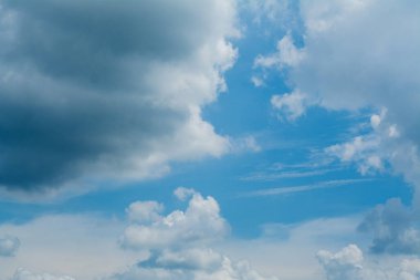 Yağmur mevsiminde gökyüzü ve bulutlar, havadaki doğal değişiklikler, gökyüzünün güzelliği