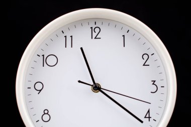 Stüdyoda hâlâ alarmlı saat fotoğrafı var. Zaman kavramı ve değerli zamanla çalışma.