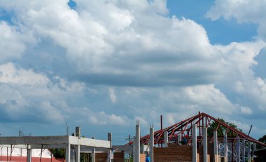 Yağmurlu Mevsim Gökyüzünde Ev Yapısı ve Binası ve Bulutlar Tropikal Alanlarda Yağmurlu Mevsimde Hava Değişiklikleri Duman Altında