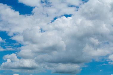 Yağmur mevsiminde gökyüzü ve hava bulutları dumanla kaplı tropikal bölgelerde değişir..