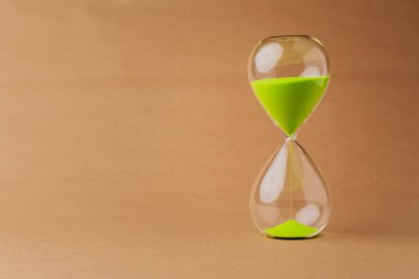 Kum saati zamanı söyler ve sınırlı sürede çalışır. Zaman gereksinimleri ve yaşam.